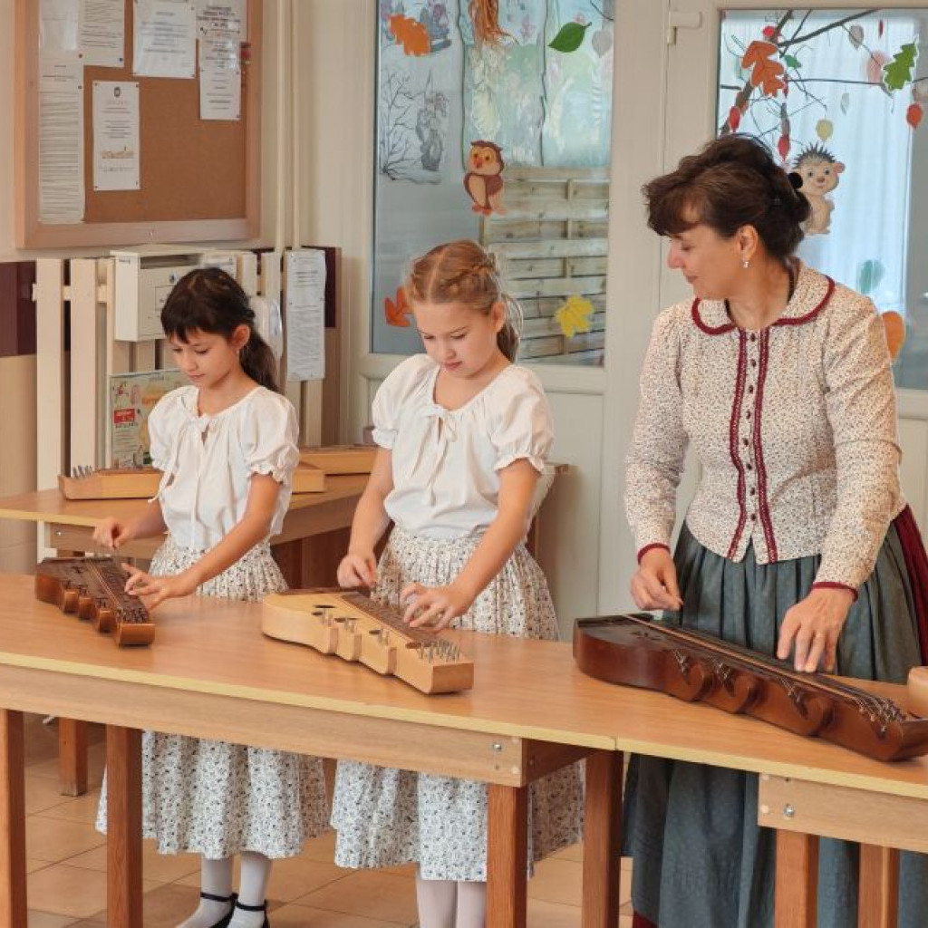 2025.10.03 Népzenei koncert a Csicsergő Óvodában